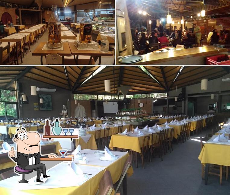 Sente em uma das mesas no Restaurante Palhoça