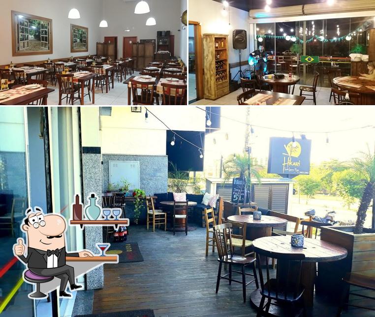 Sente em uma das mesas no Dolce Duda - Pizzas e Calzones