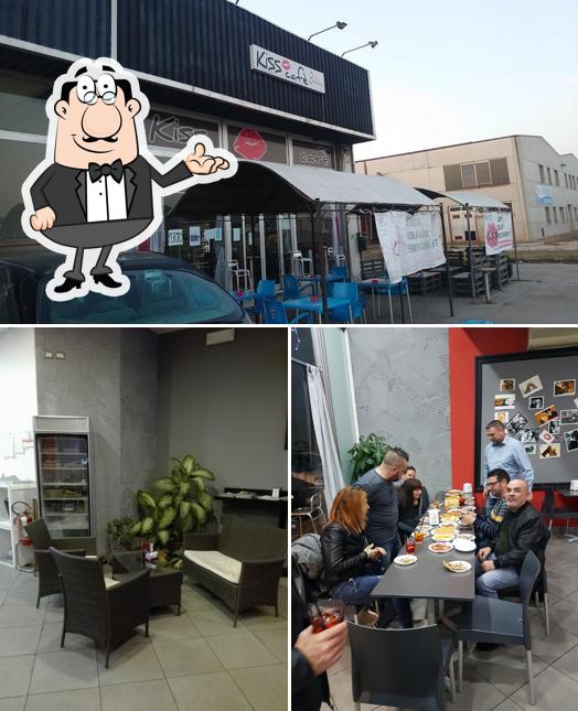 Dai un'occhiata agli interni di Kiss Café