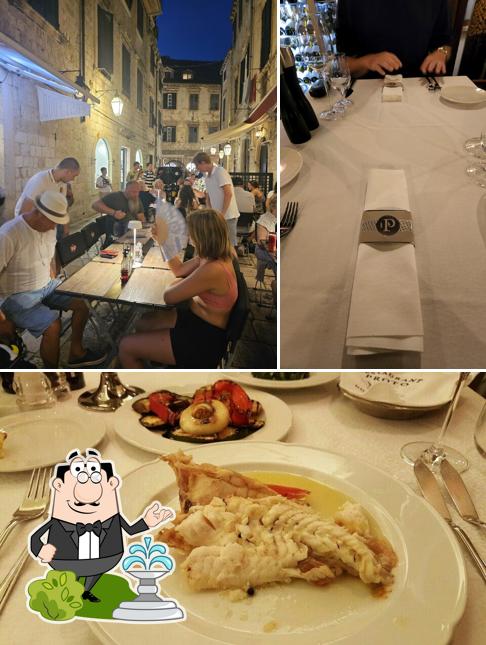 Fish Restaurant Proto si caratterizza per la esterno e cibo