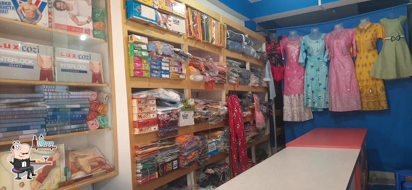 The interior of Momo gali