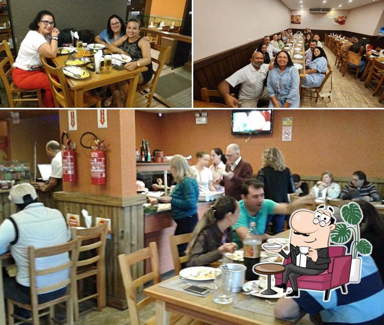 Sente em uma das mesas no Amarantes Restaurante