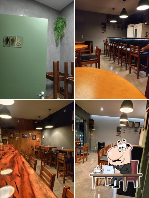 Sente em uma das mesas no Seu Zé Beer & Co