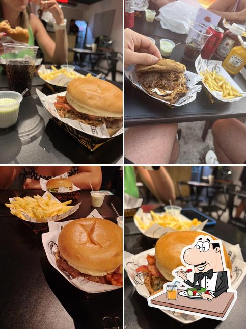Sanduíche de carne de porco desfiada em Smash do Cabo Hamburgueria