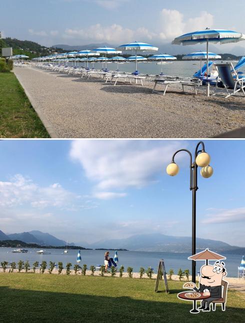 Goditi la vista dagli esterni di Hotel La Romantica