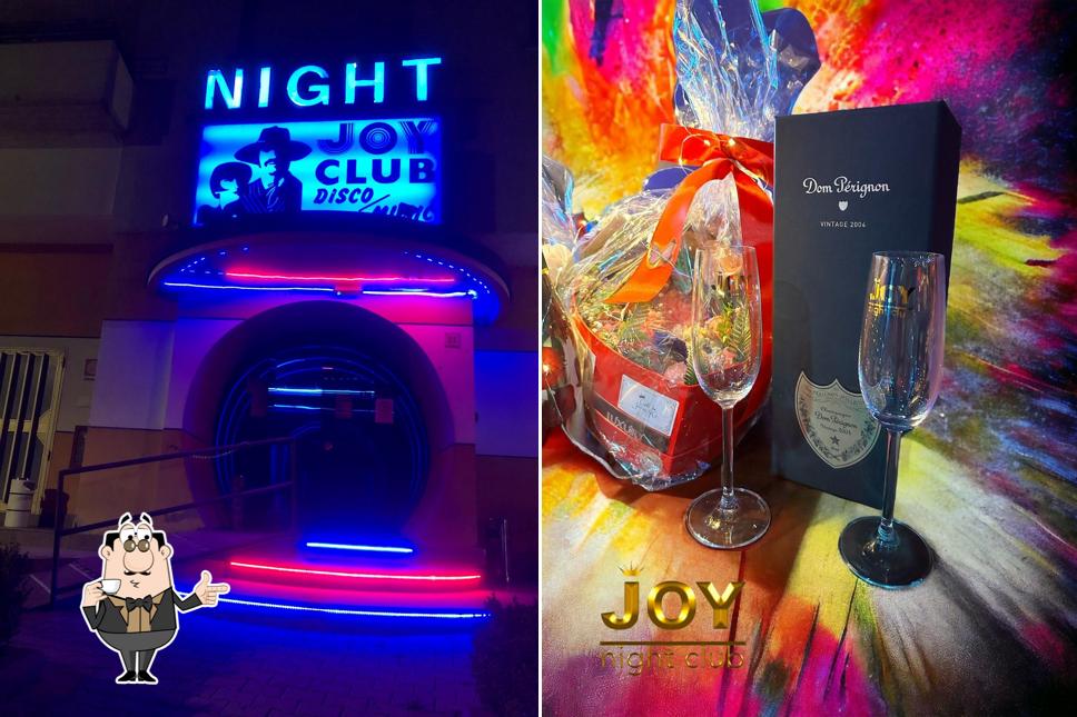 Goditi qualcosa da bere a Night Joy Club