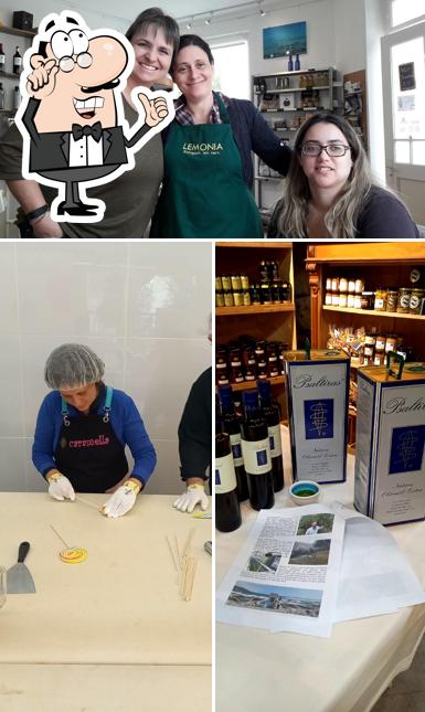 Siediti a un tavolo di Lemonia - rundum Griechenland
