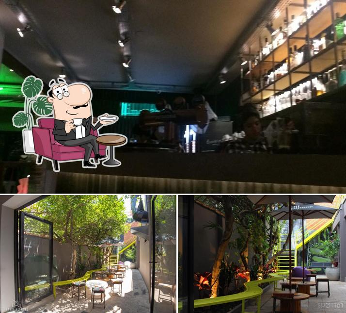 Sente em uma das mesas no Limonata Hub & Gastrobar