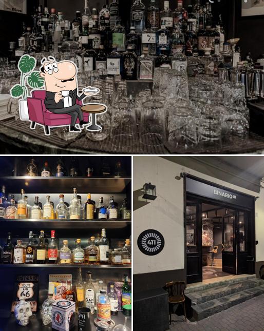 Questa è la foto che presenta la interni e bancone da bar di Binario 411