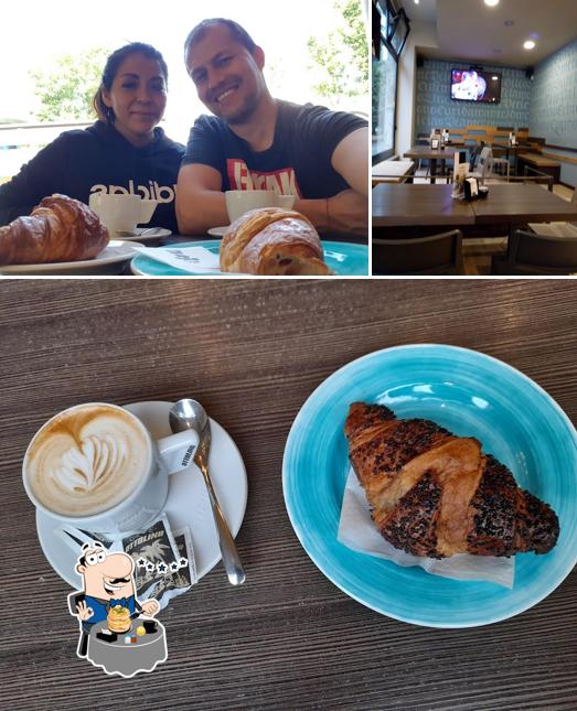 La foto della cibo e interni di Medea Cafè