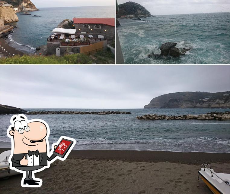Goditi la vista dall'area esterna di Ristorante Lo Scoglio