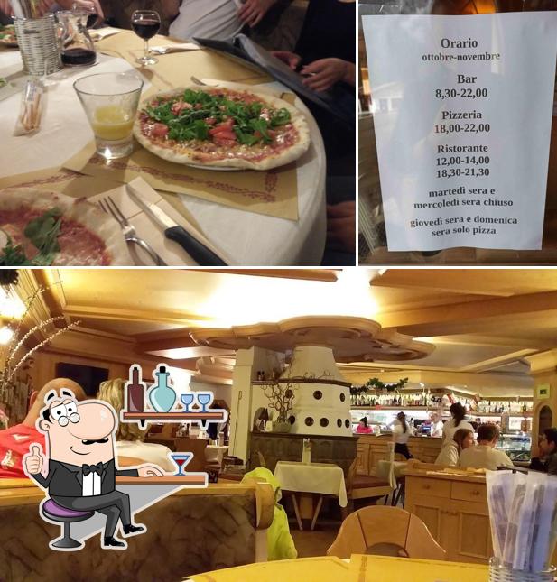 Siediti a un tavolo di Caffè Symphony