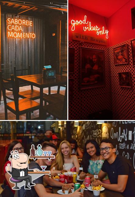 Sente em uma das mesas no Brayan Burger Parquelândia