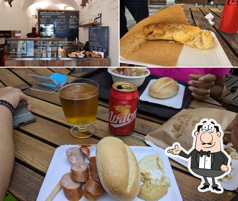 La foto della interni e cibo di Klobasarna