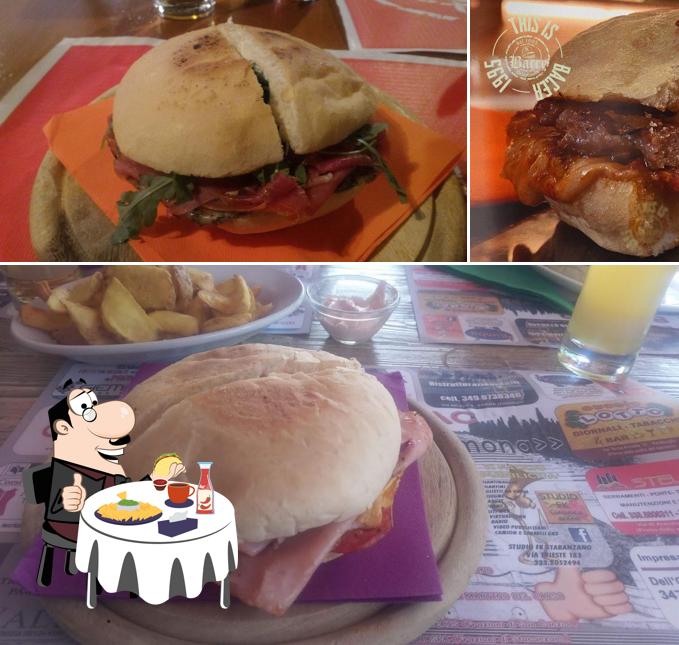 Ordina un hamburger a Bacer Delicatessen