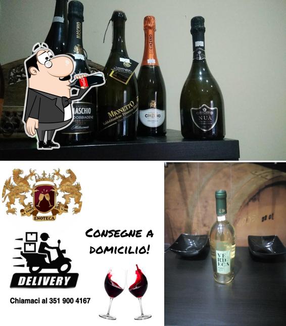 Tra le diverse cose da La Fonte Del Vino si possono trovare la bevanda e cibo