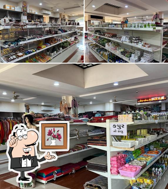 Take a seat at one of the tables at Sardar Khadi Gramodyog Bhavan