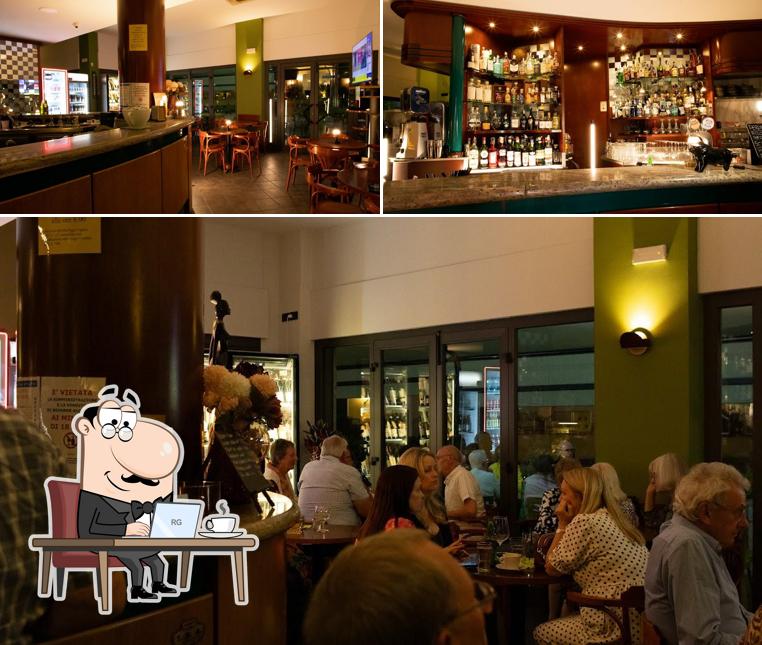 Siediti a un tavolo di Bar Charlie 4