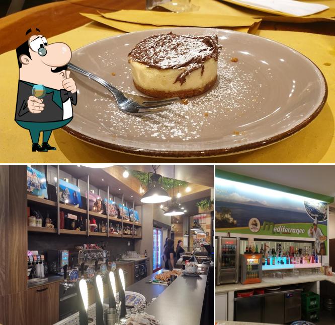 La foto di bancone da bar e cibo da Mediterraneo Piano D'accio