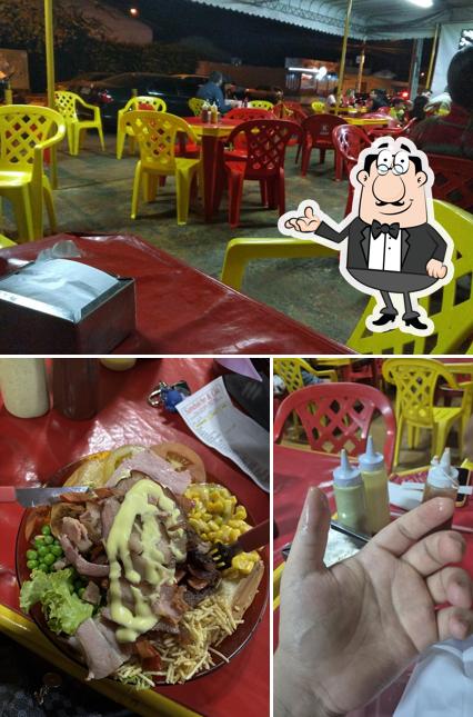 Sente em uma das mesas no Sanduiche & Cia Jundiaí