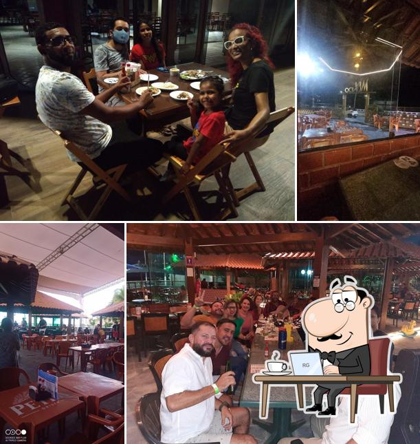 Sente em uma das mesas no Mini Mundo Comedoria & Boteco