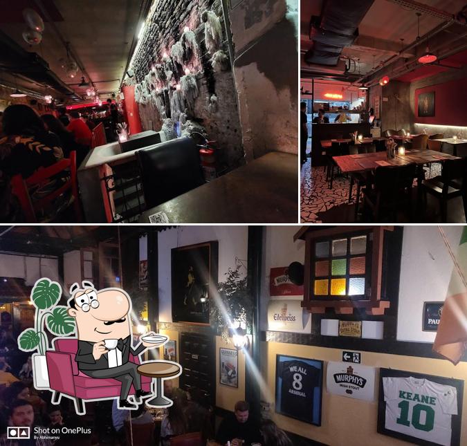 Sente em uma das mesas no MeGusta Bar