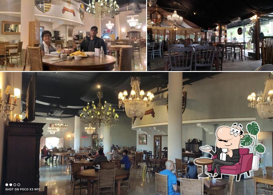 O interior do Taberna do Castelo de Itaipava