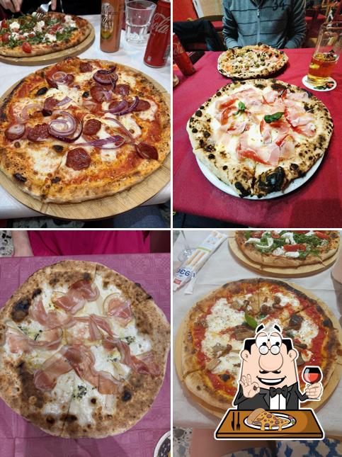 Ordina tra le svariate varianti di pizza