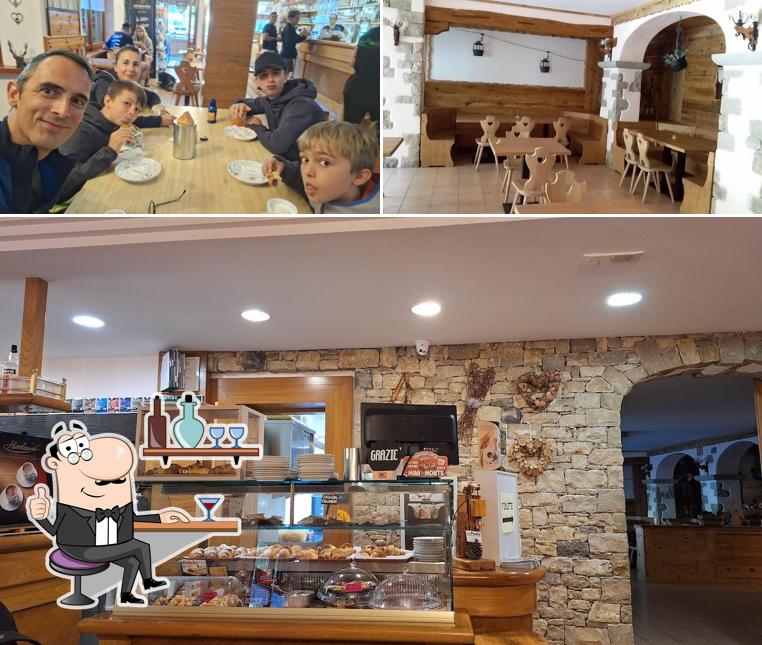Siediti a un tavolo di Bar Pineta