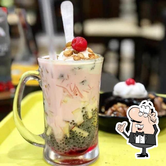 Check out how CAFE TITANIA looks inside