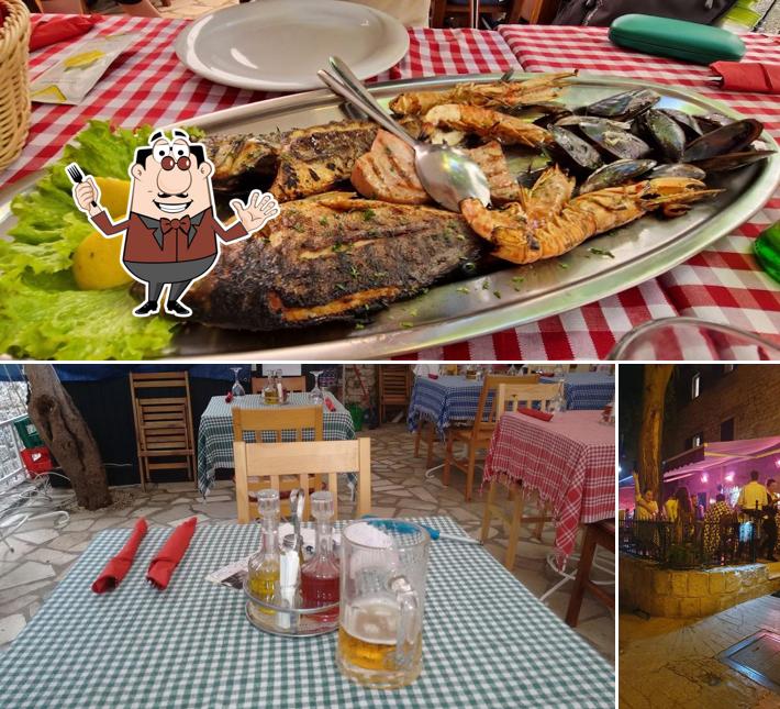 Tra le varie cose da Deep Shade Tavern si possono trovare la cibo e esterno