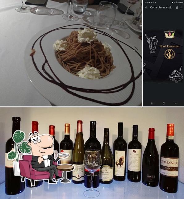 La immagine della interni e cibo di Hôtel-restaurant de La Clef
