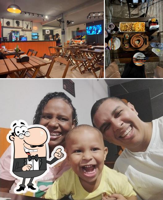 Sente em uma das mesas no Hamburgueria - Incrível Sabor VR