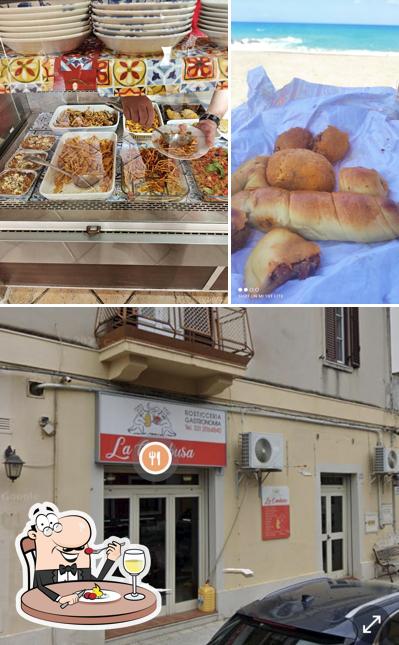 La foto di cibo e esterno da La Cambusa Rosticceria Gastronomia