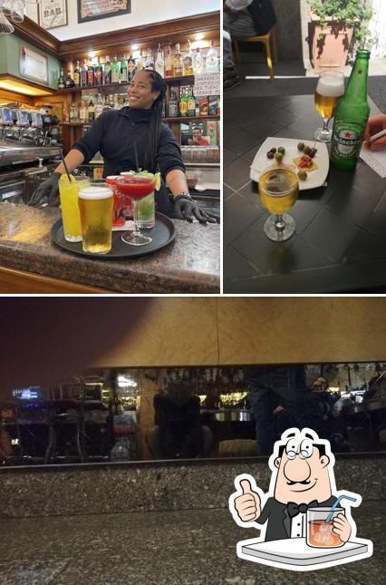 Guarda la foto che mostra la bevanda e esterno di Bar La Spezia