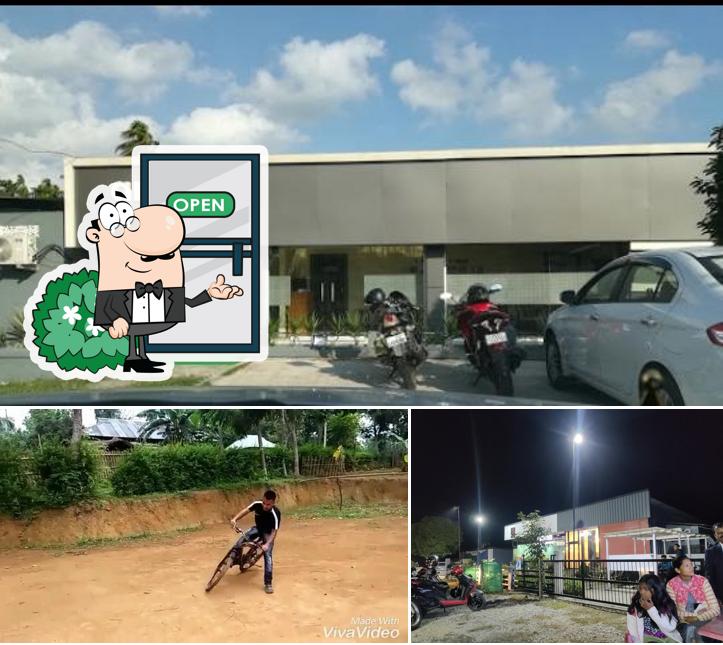 Enjoy the view at the outside area of Aroma food hut