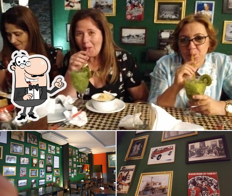 Sente em uma das mesas no Seu Manoel