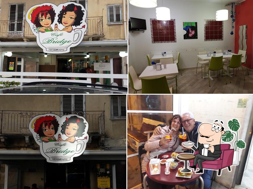 Gli interni di Cafe Bridge