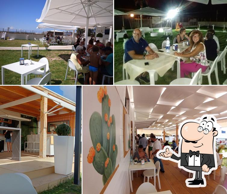 Siediti a un tavolo di Cafè Blanc Bar in Spiaggia