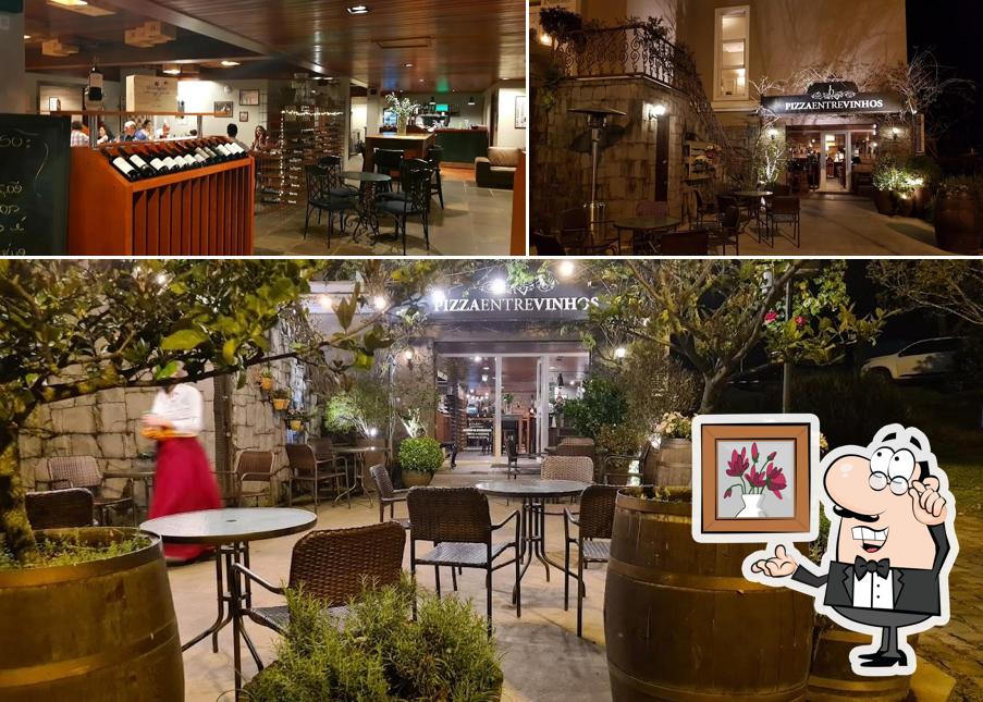 O interior do Pizza Entre Vinhos