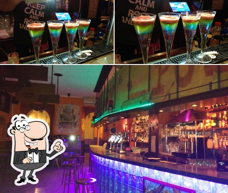 Country Pub si caratterizza per la interni e cibo