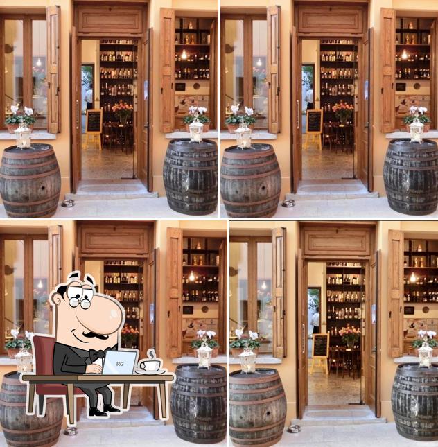 Dai un'occhiata agli interni di Enoteca Bar Italia