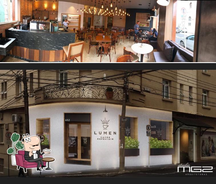 Sente em uma das mesas no Lumen Café + Gastronomia