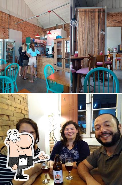 A imagem da interior e balcão de bar a Pastifício Francesca