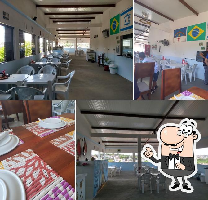 Sente em uma das mesas no Fernandinho Restaurante