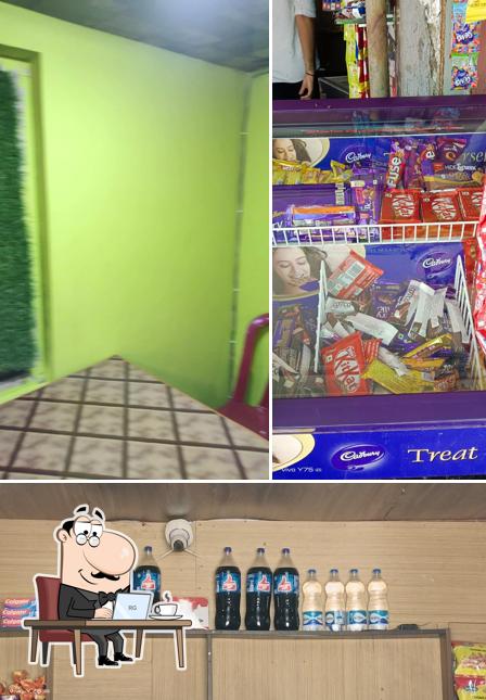 Apple ice cream and fast food is distinguished by interior and food