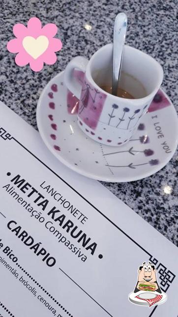 Escolha um sanduíche no Karuna Restaurante