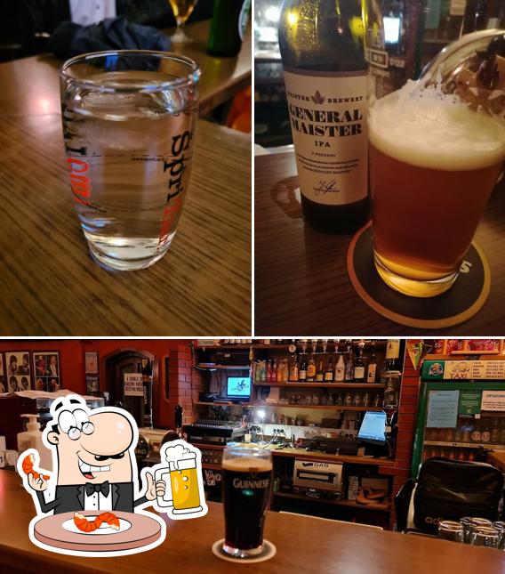Puoi ordinare un rinfrescante bicchiere di birra chiara o scura