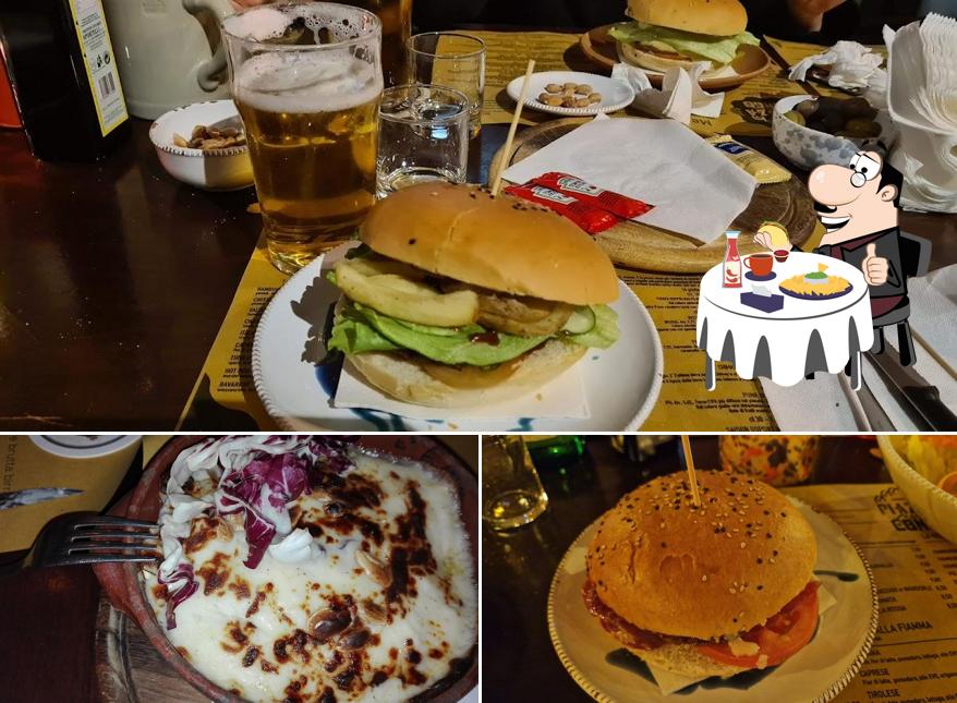 Gustati uno dei tipi di hamburger disponibili a Piazza del Congo