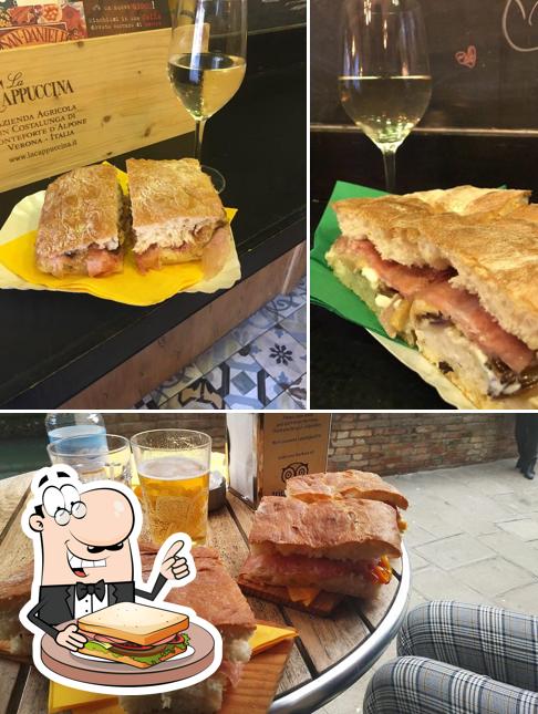 Ordina uno dei panini proposti a La Bottiglia